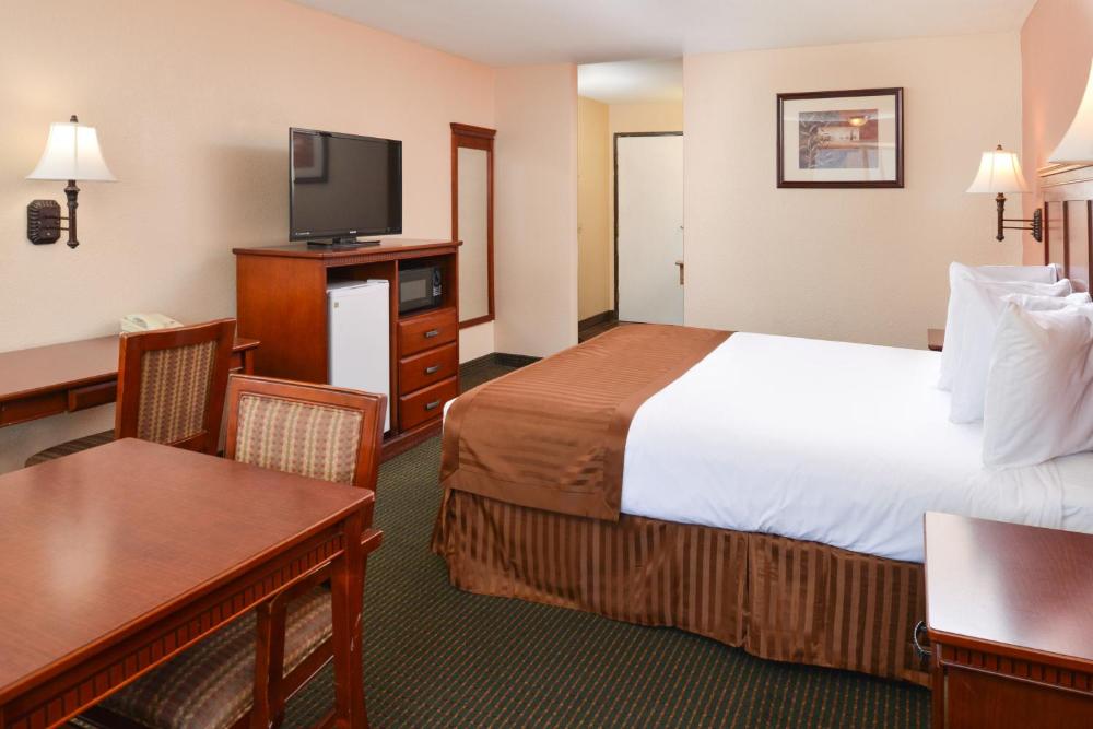 1 Queen Bed Accessible Non-Smoking interior